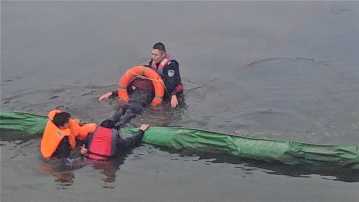 女子落水危在旦夕！大冶三名民辅警跳湖接力施救