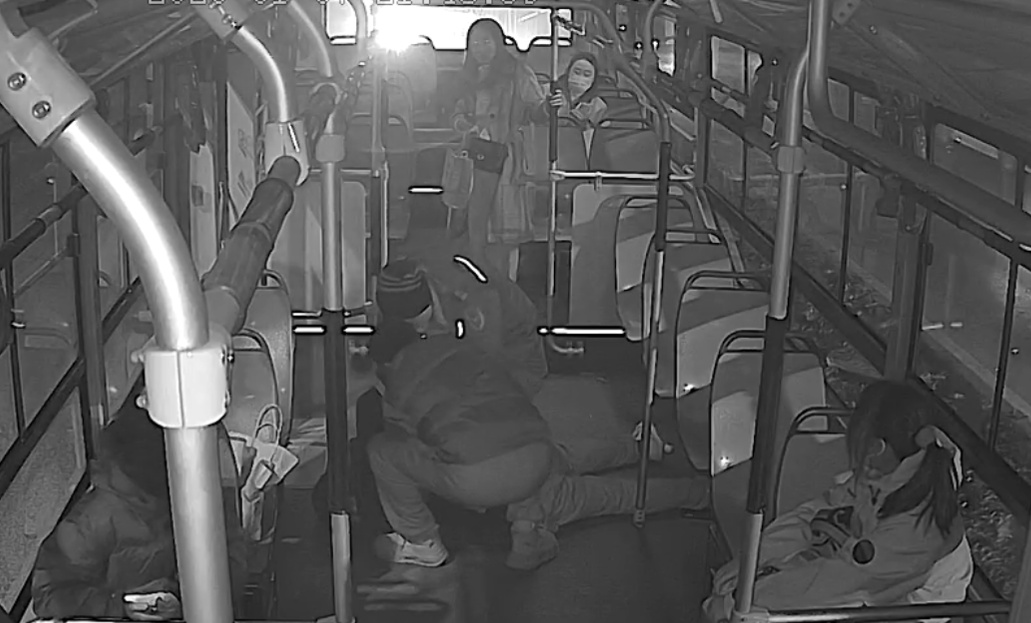 乘客癫痫发作倒地！巴士上成立了“拯救生命联
