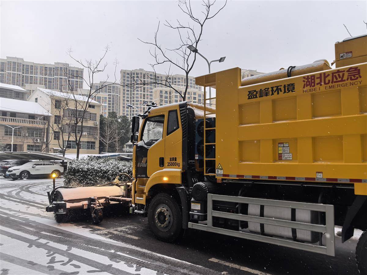 迎战暴雪！全省出动6万余人除冰扫雪同心保畅通