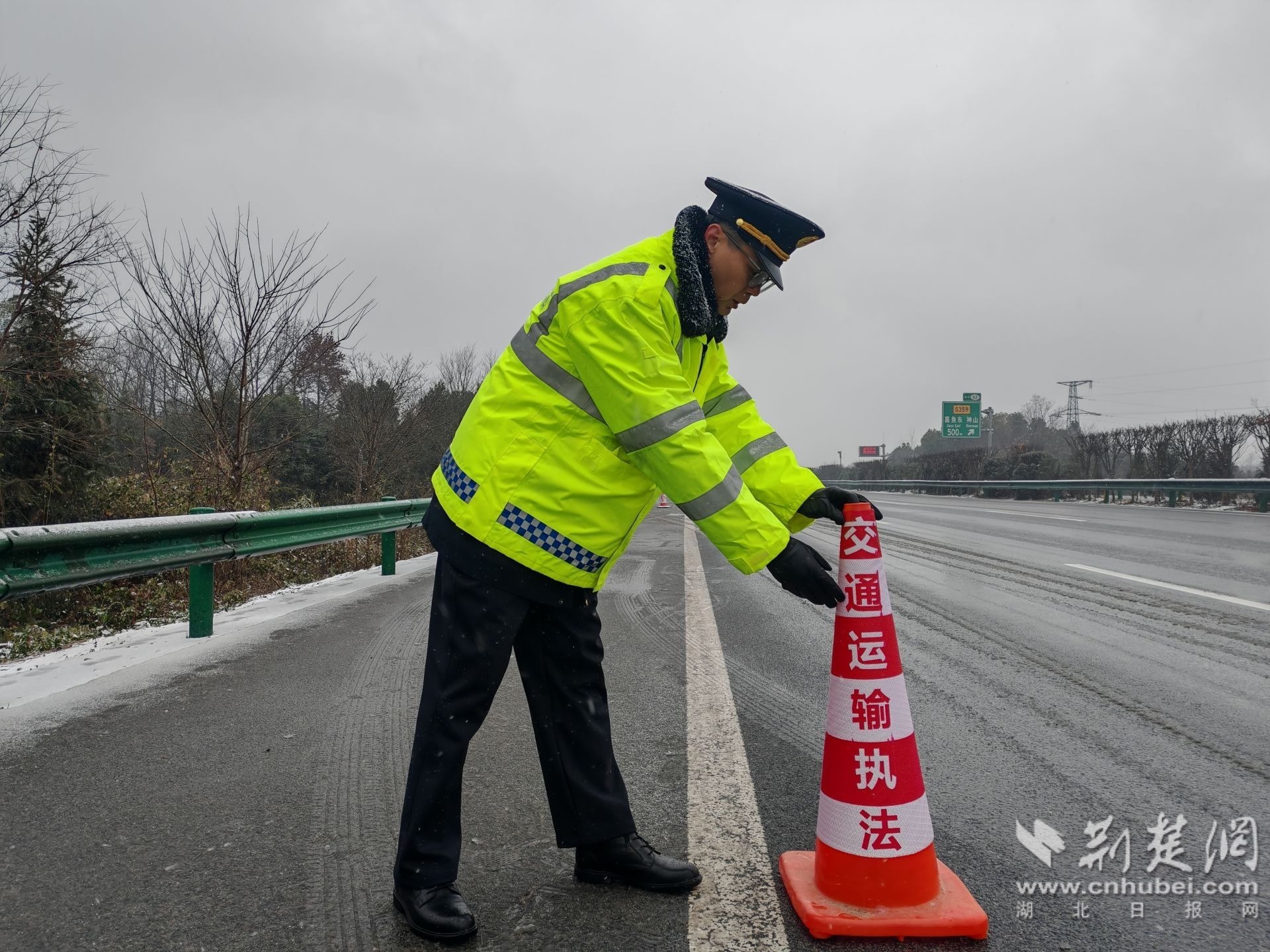 湖北高速路政：以雪为令守畅通 暖心护航归乡路