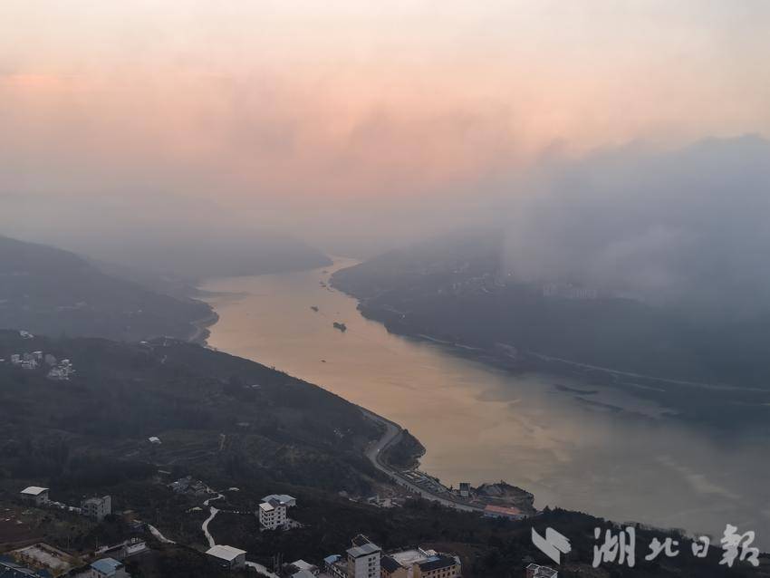 巴东：江雾绕山城 朝辉映岟江