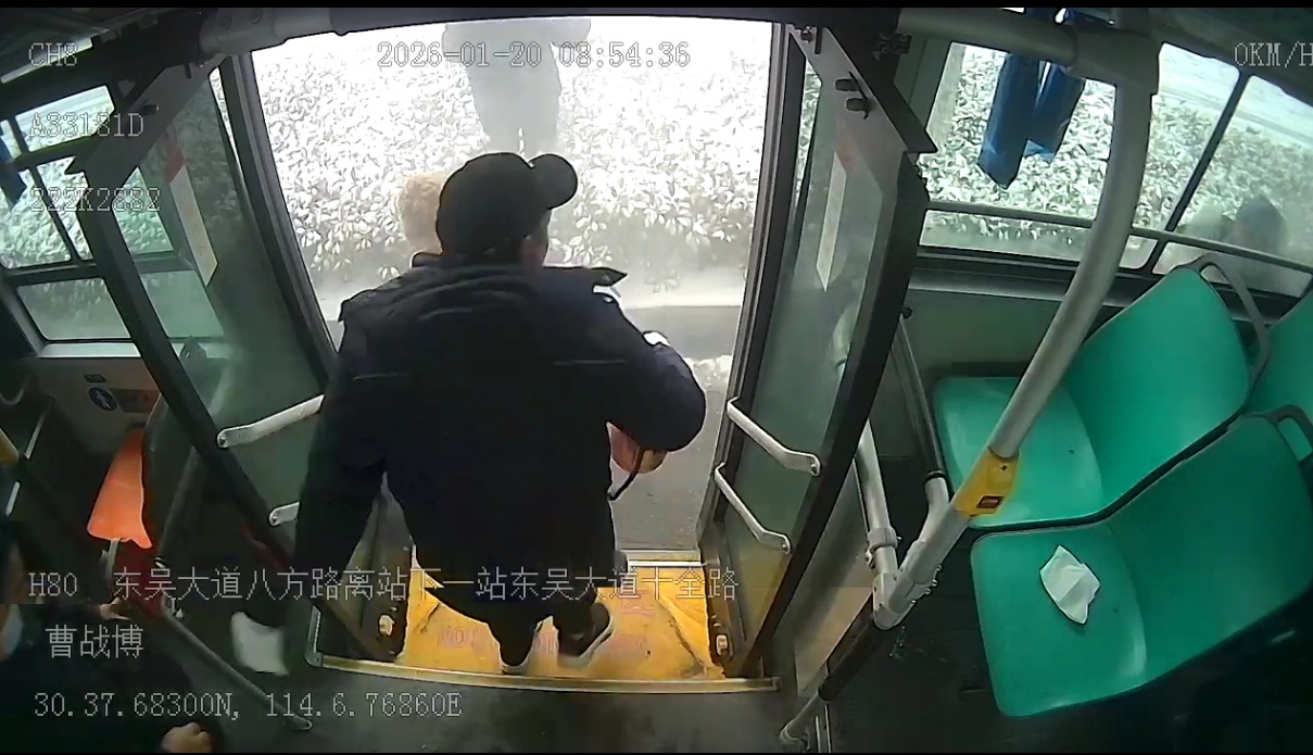 路边轿车引擎盖冒烟 公交司机果断出手