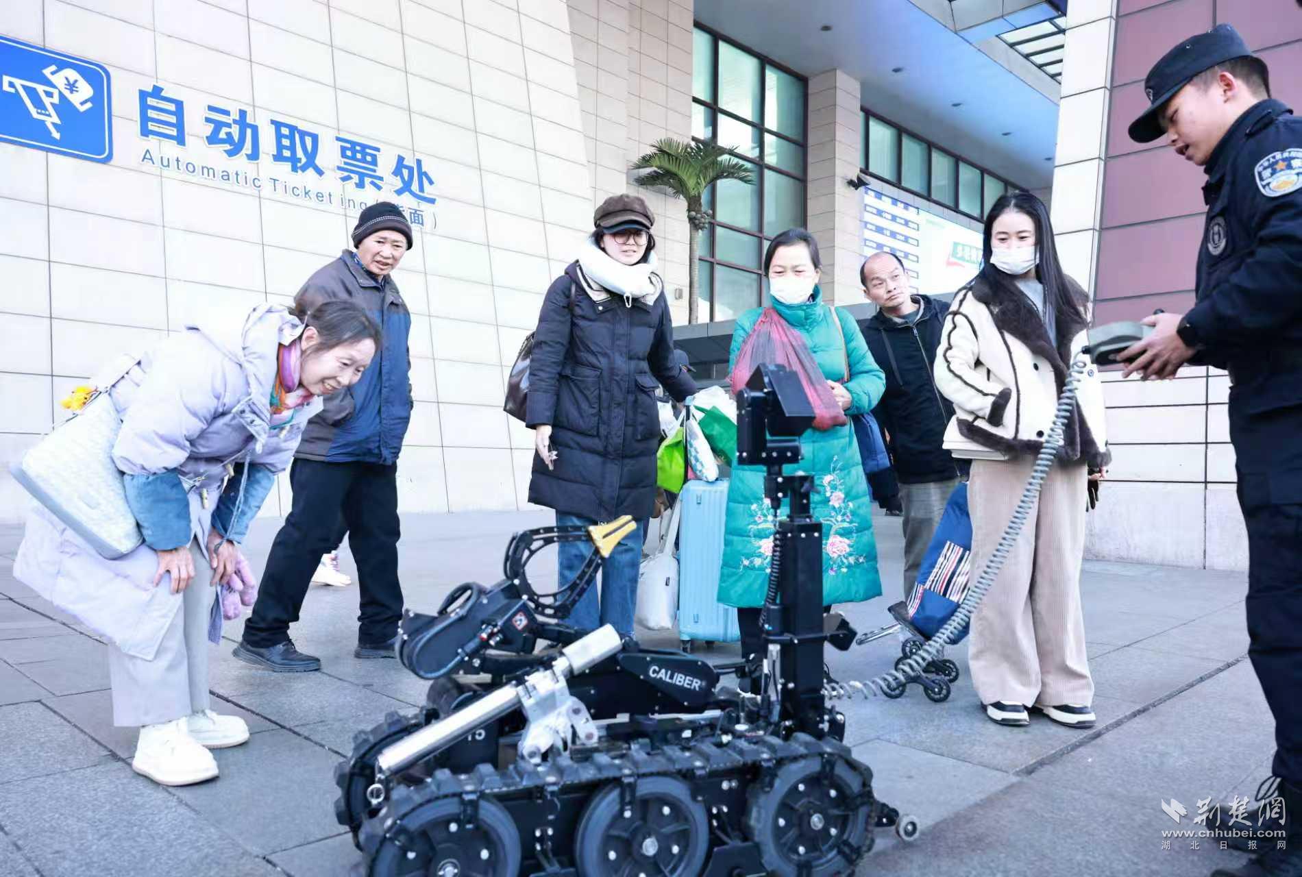 警营开放迎节日 警民互动护平安