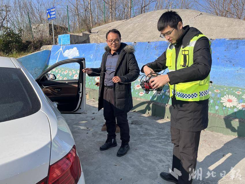 应城：收费站变补气站 助防爆胎车辆解困
