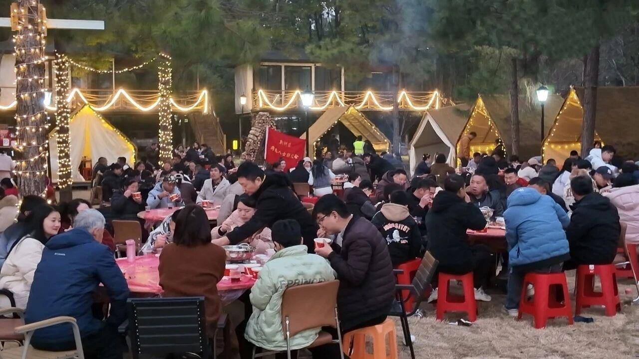 首日预约3000人！新洲凤凰镇40桌杀猪宴年味管饱