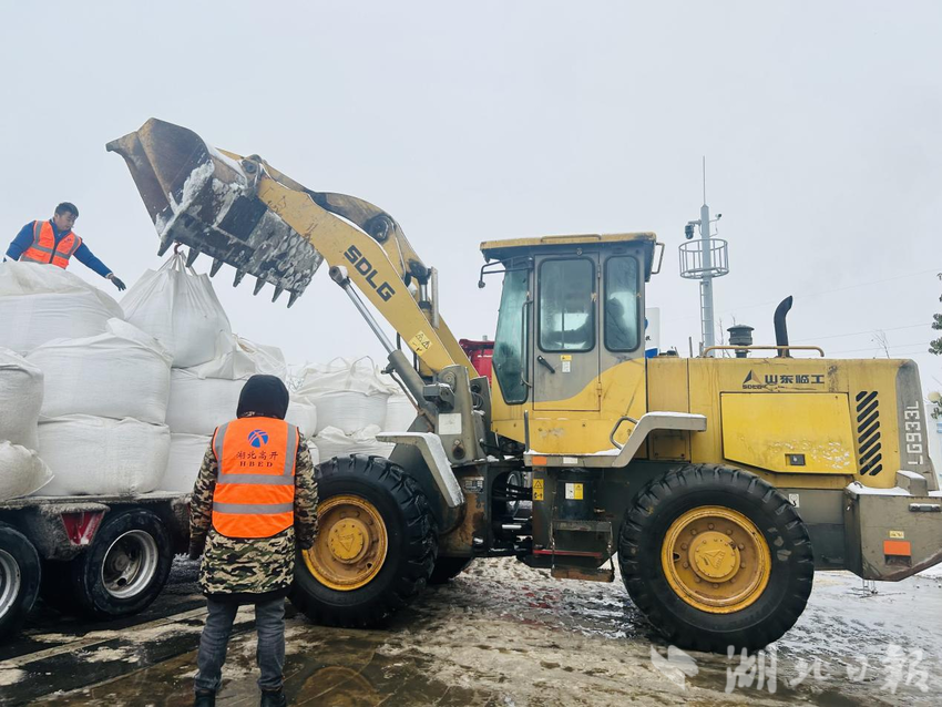 以雪为令 昼夜奋战 湖北交投京珠运营公司应城北联合党支部全力打赢除雪保通攻坚战