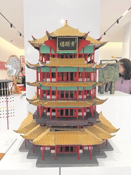 武汉学子让千年黄鹤楼“站”上课桌