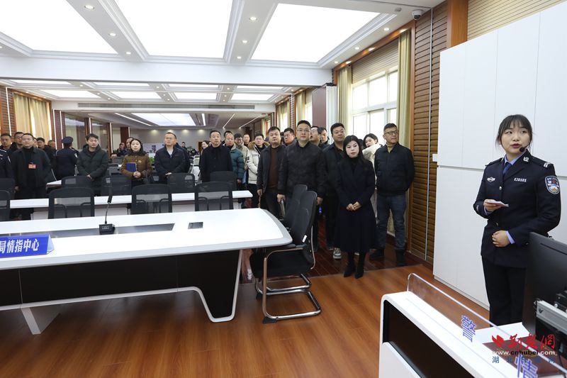  黄梅县公安局邀请“两代表一委员”、群众代表警营探秘