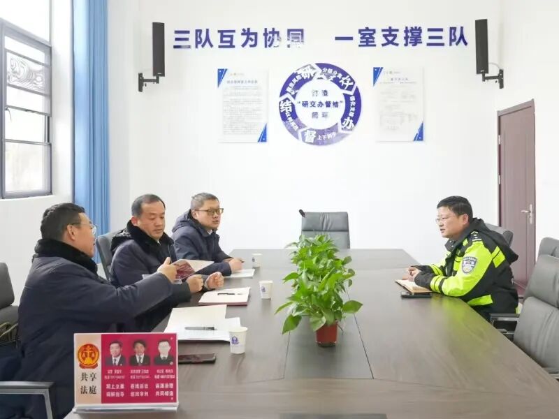  30年，“泥腿子法官”程呈友走遍山乡，审结案件2000余件零差错—— “鞋底的泥有多厚，群众的信任就有多深”