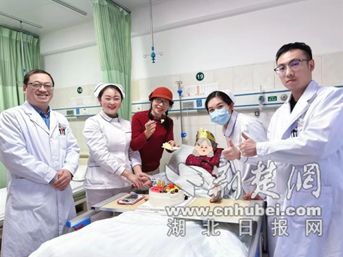 病房里的百岁生日歌：一场骨折手术背后的温情与坚守