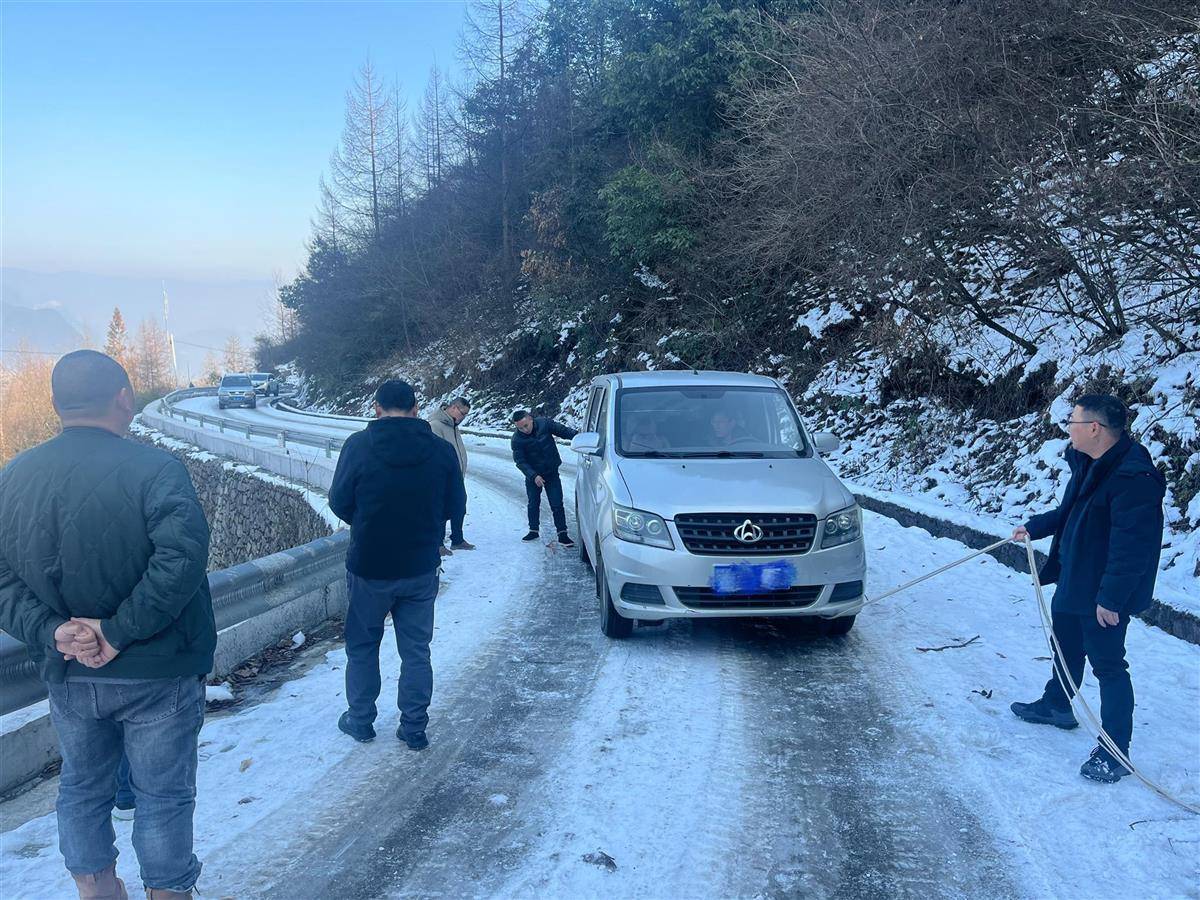 湖北深山里暖心一幕！过路群众前推后拉救援冰雪路上的“趴窝”车