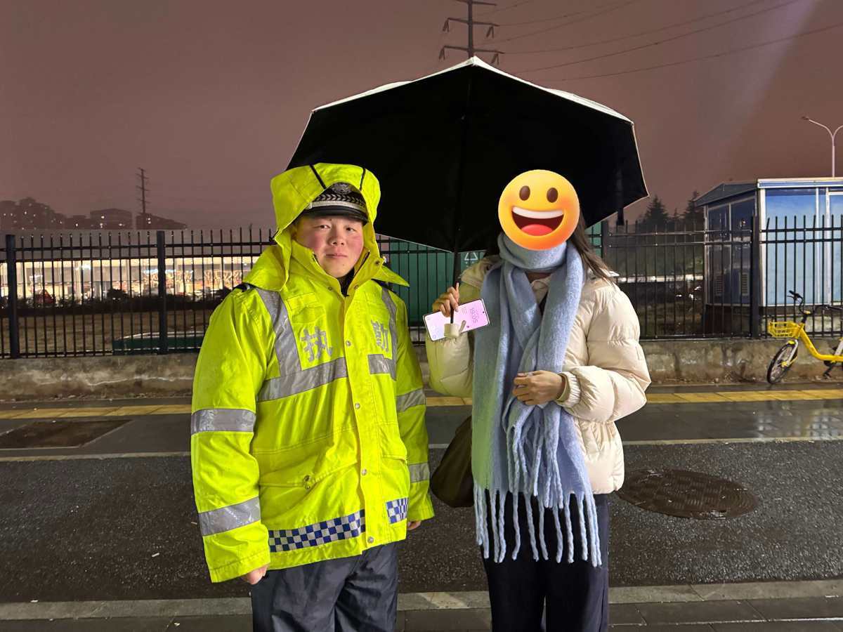 辅警冒雨等待50分钟，只为归还一张身份证