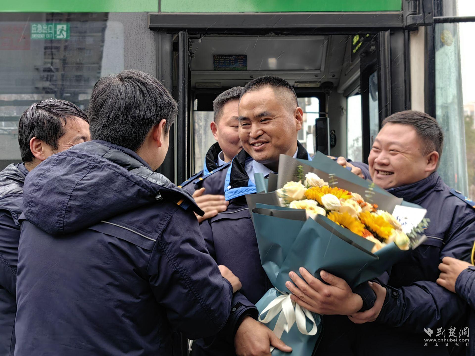武汉公交​“救火英雄”杜道新获1000元现金奖励