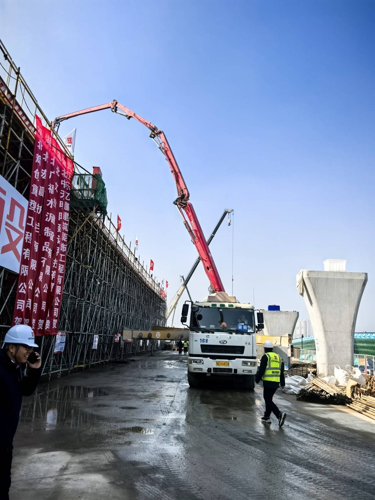 中欧班列多式联运中转中心重要配套道路 武汉阳逻港东西港区连片关键工程首次启动浇筑