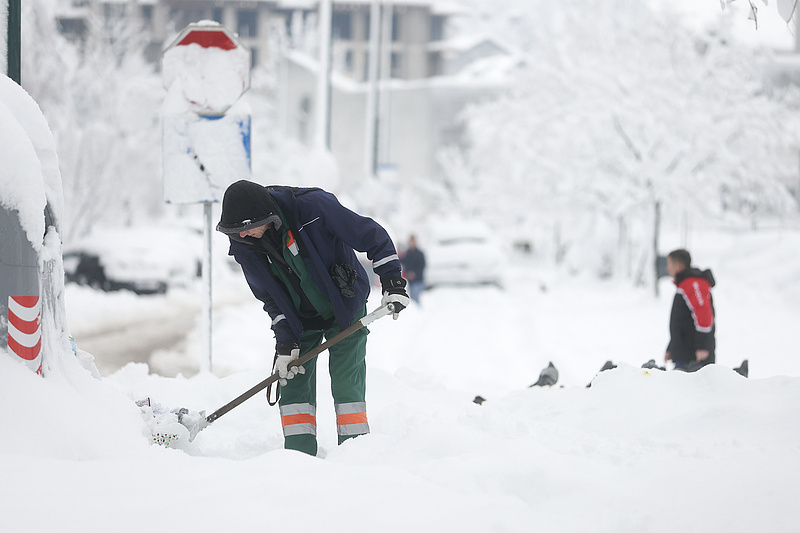 波黑强降雪致逾4万户家庭停电