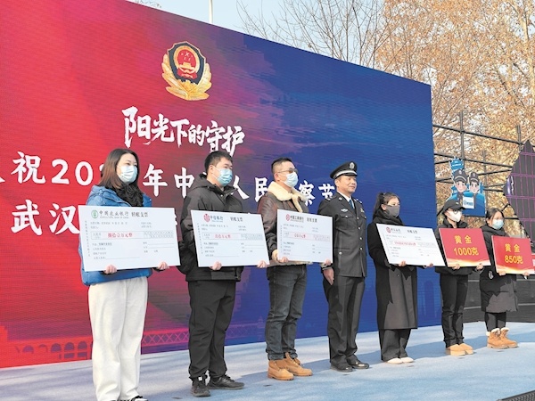 心意满满，创意爆棚 武汉“警察蜀黍”真贴心 万余市民走进警营看见平安