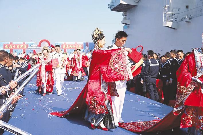  战舰为证 碧海为媒 52名子弟兵“湖北舰”上举行集体婚礼