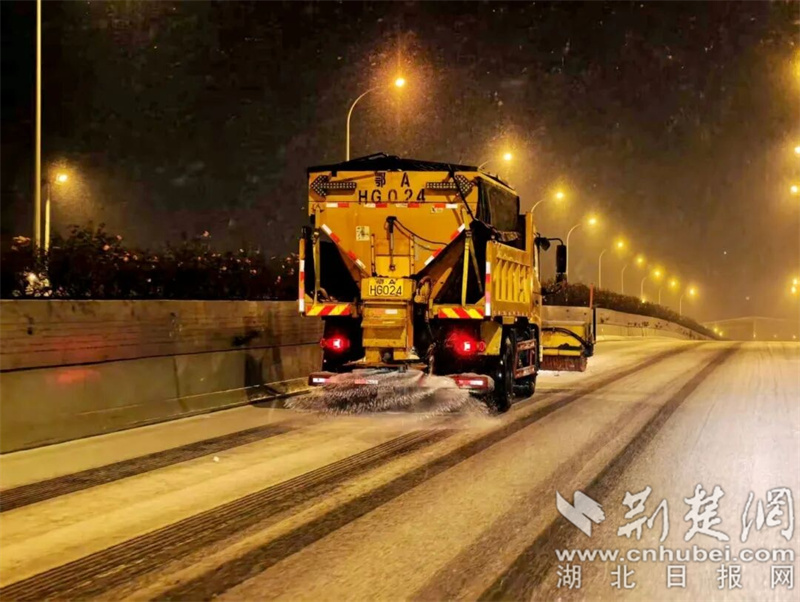  2026年第一场雪来了！洪山城管人冒雪“开战”