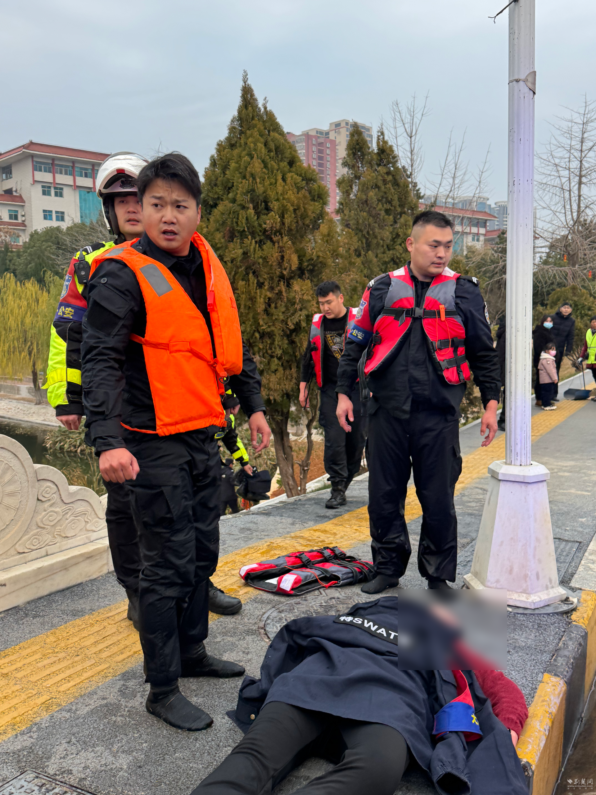 冰湖中生命接力！大冶民辅警勇救落水女子