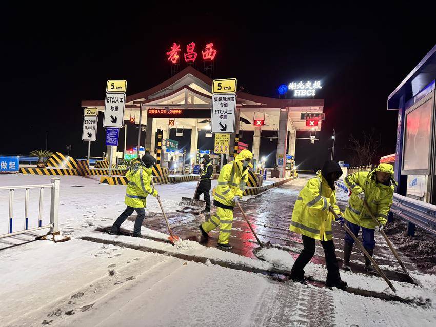 孝昌：战冰雪 护坦途 风雪无阻暖归程