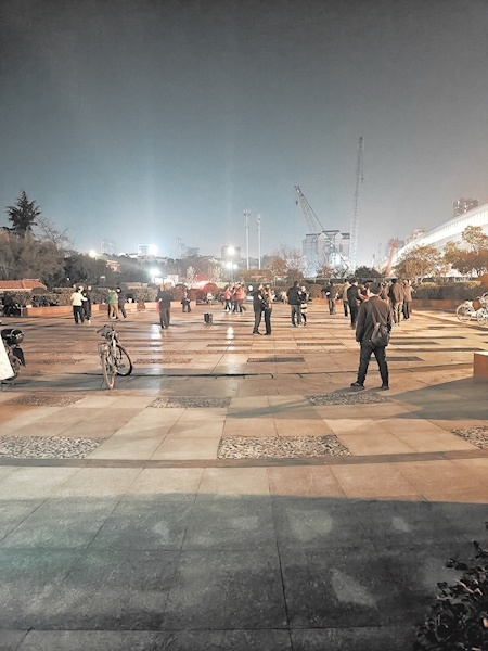一边是高中学子上晚自习  一边是夜夜轰鸣的音乐声 师生希望有人管管吵闹的广场舞