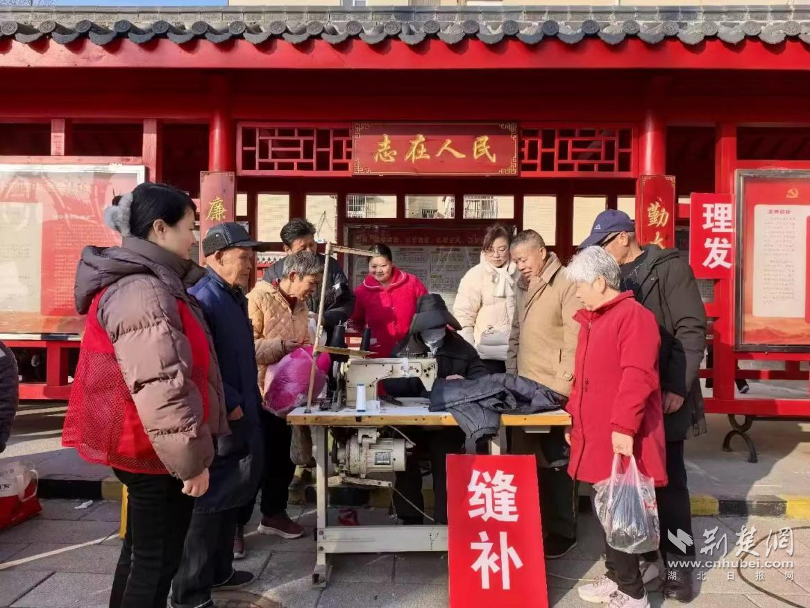 湘口街道康泰路社区开展便民服务活动