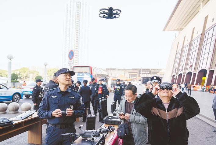  武汉铁路警营开放迎节日