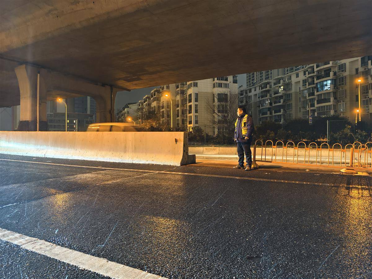 清晨6点的大桥匝道，公交人顶雪喊话守护早高峰
