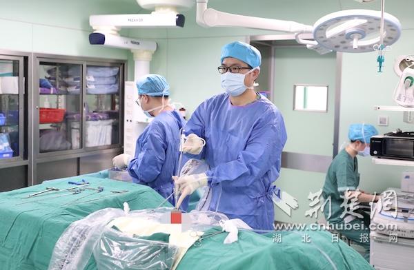  小伙严重“腰突”无法行走  医生“小孔”下消除顽疾