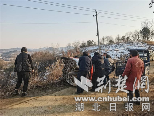 京山市三阳镇：干群合力救援侧翻车辆