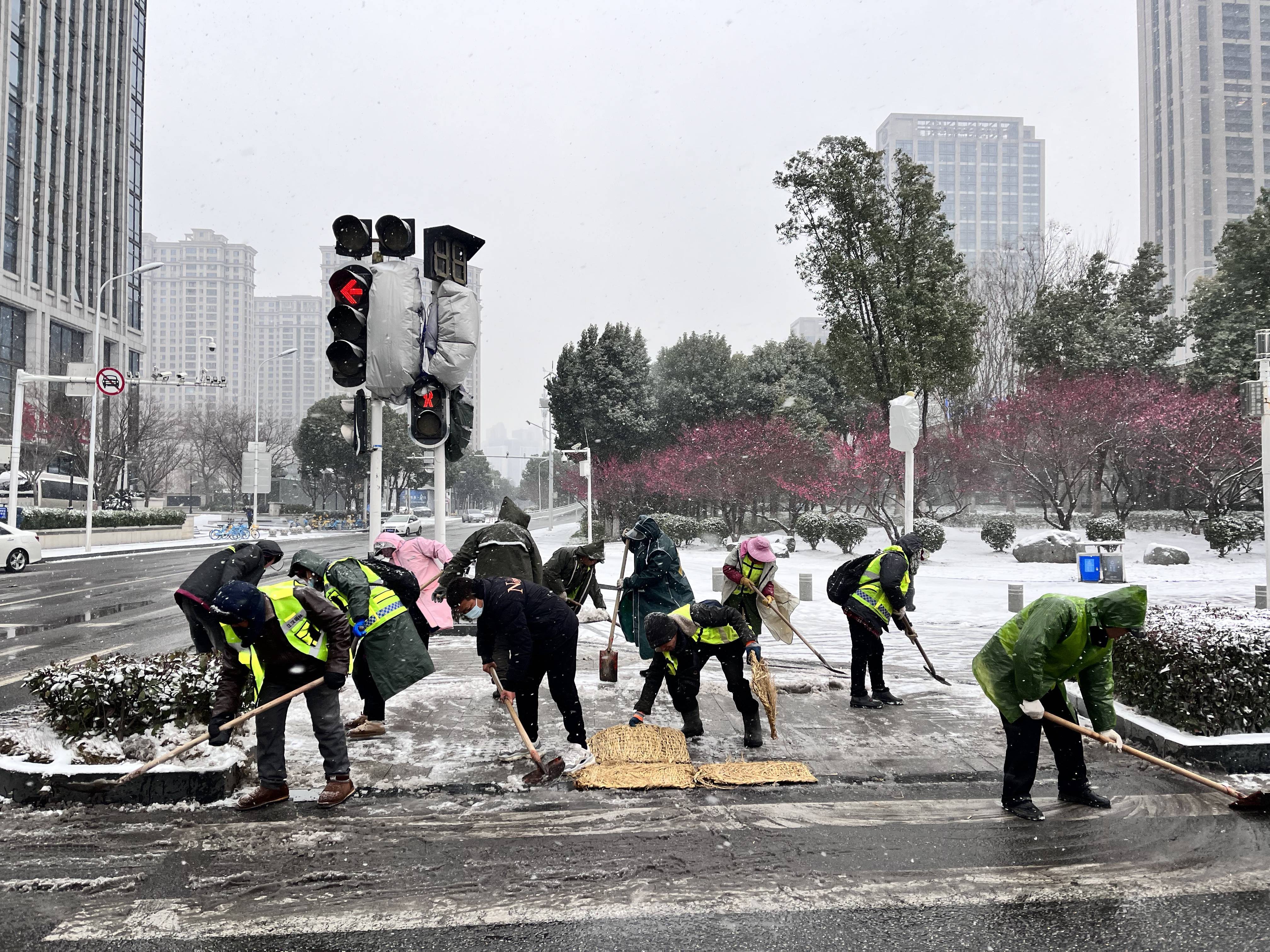  连夜攻坚除冰雪，武汉主次干道全面畅通
