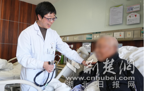 90岁老人的心率降至每分钟37次。植入起搏器以“