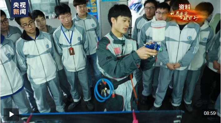 我与国家一起前行丨0.01毫米见真章 他用一杆喷枪征服全世界