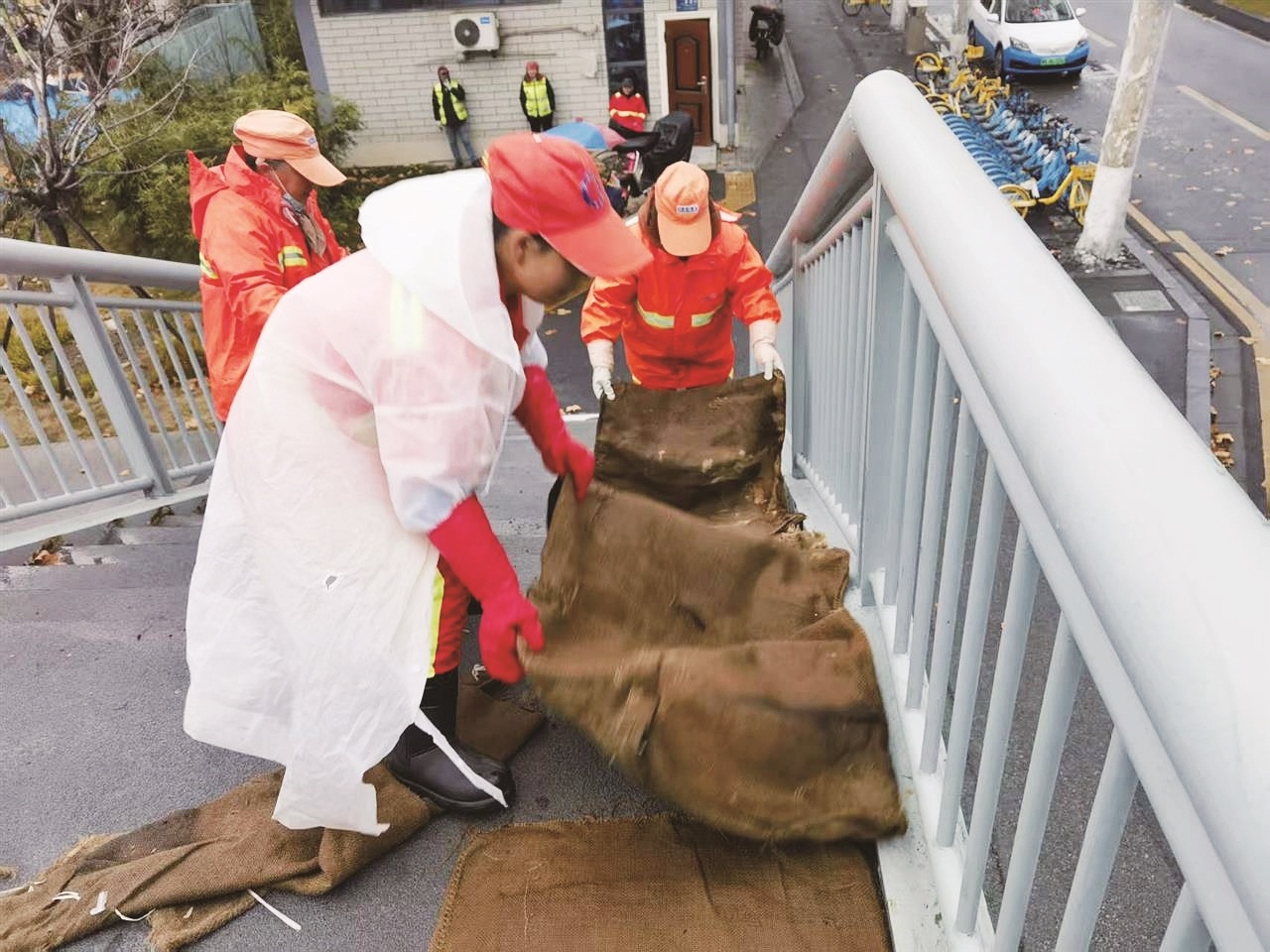 湖北省气象台发布低温雨雪冰冻橙色预警 武汉倡议扫冰除雪同心护路
