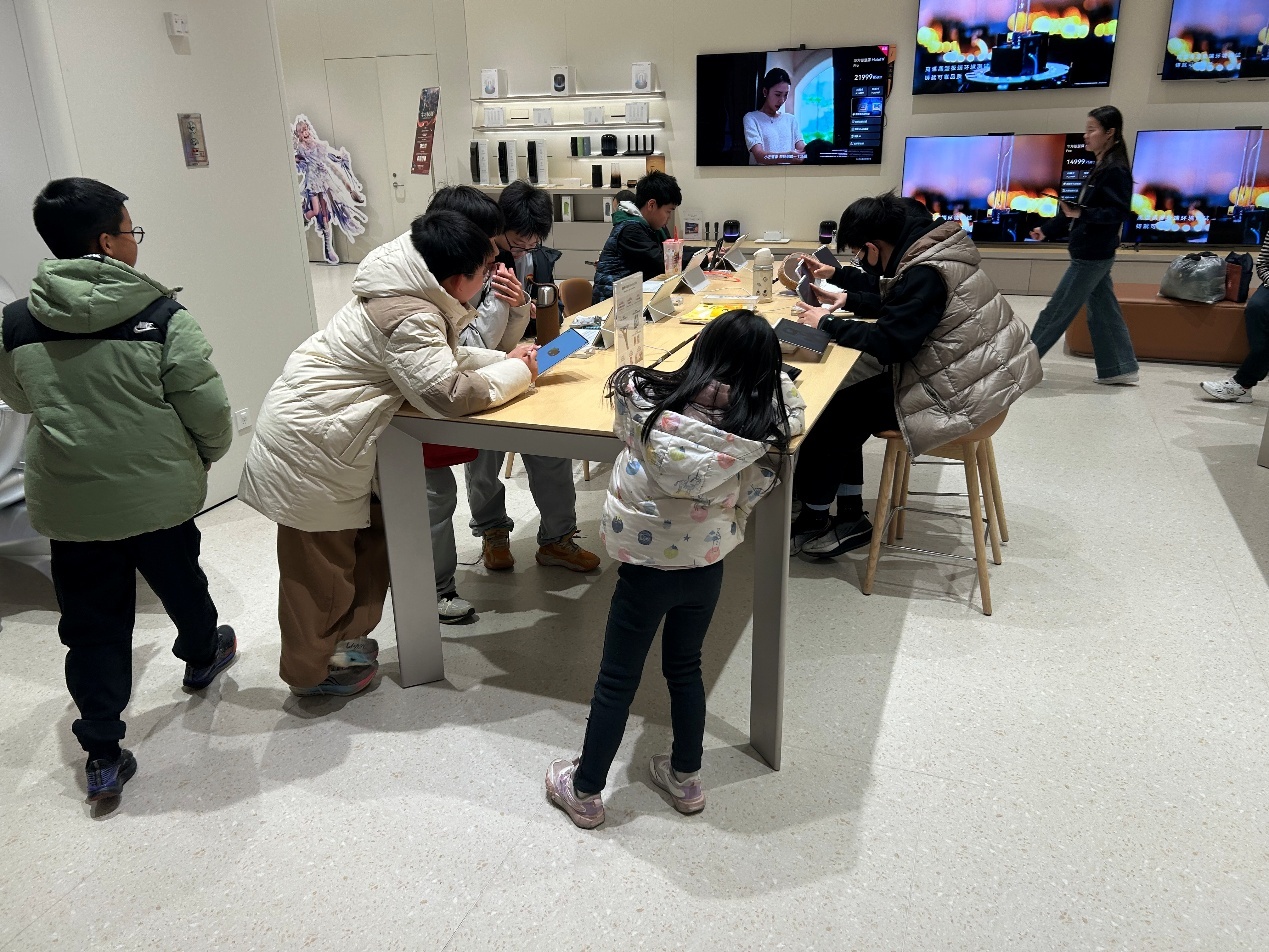  店员不去管机器留后门 手机店竟成孩子免费“网吧”？