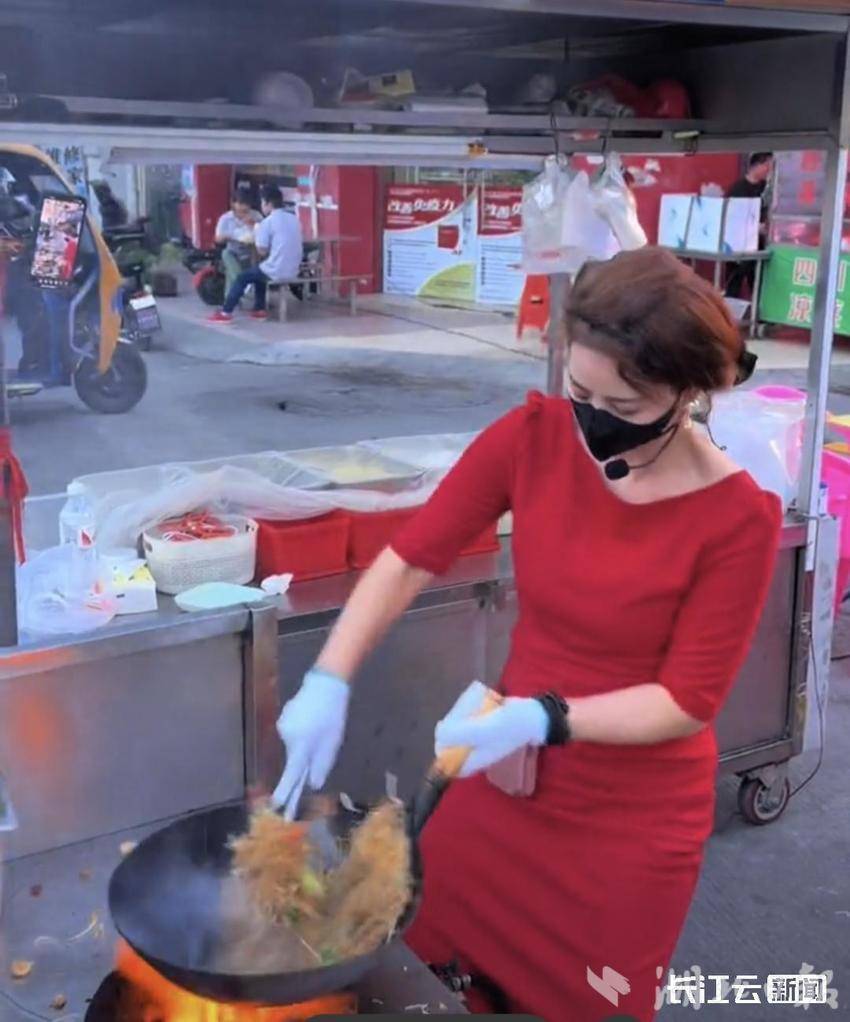  灶台当T台！“炒粉姐”唐应：精致生活与滚烫人生皆不辜负