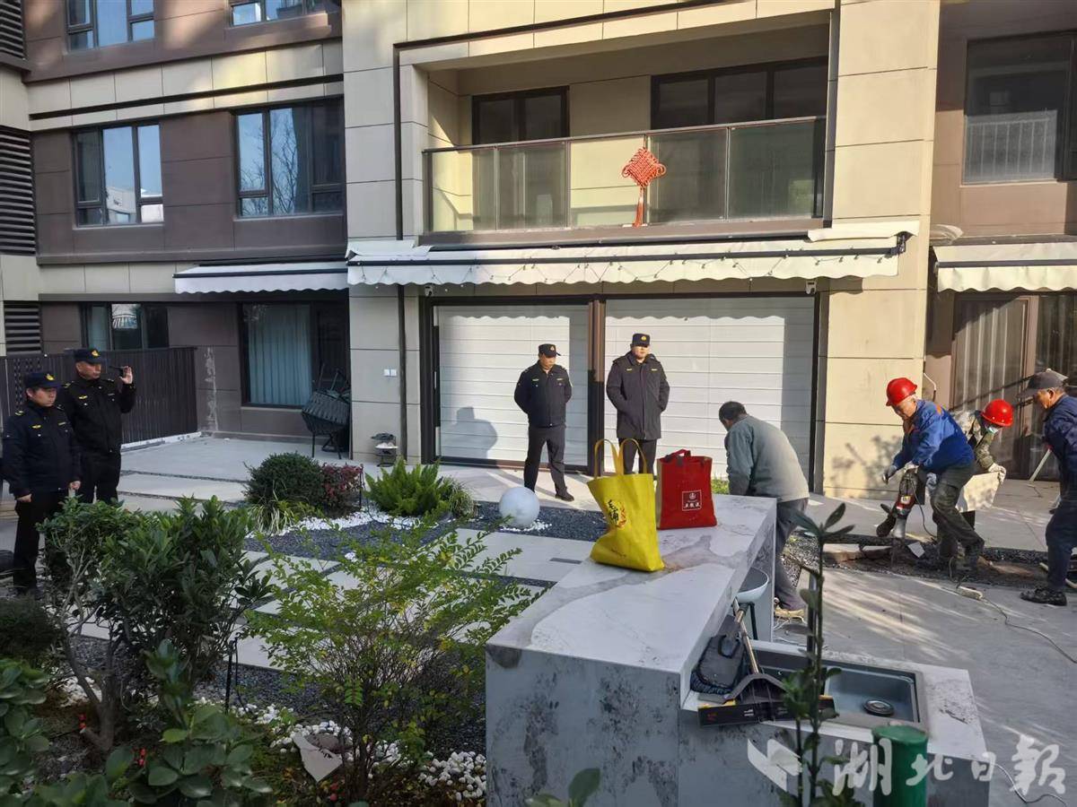 一楼住户私占小区绿地，拆！