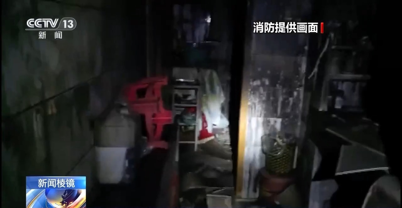 视频丨家中起火浓烟封路 小伙教科书式自救