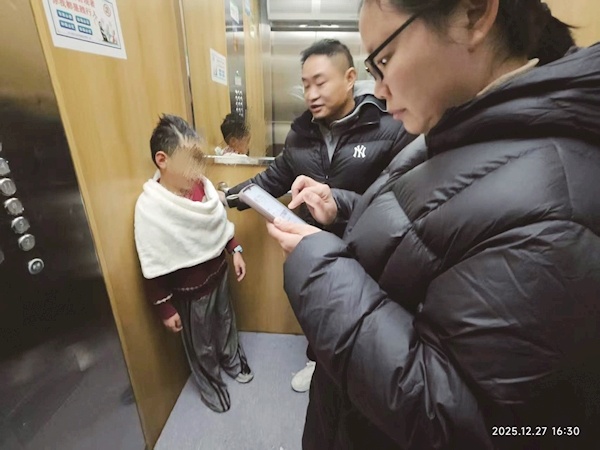  五旬男子冰冷池塘里托起落水男孩 这是他救起的第三个孩子