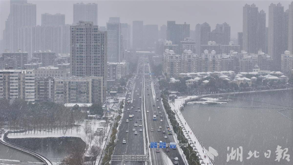 武汉城区主干道积雪清除 早高峰交通平稳运行