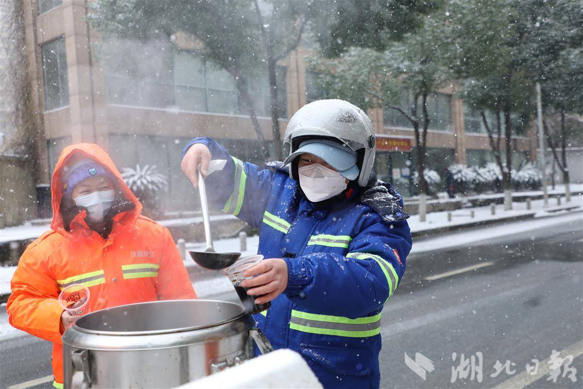  风雪中 一杯杯姜汤温暖汉阳户外工作者
