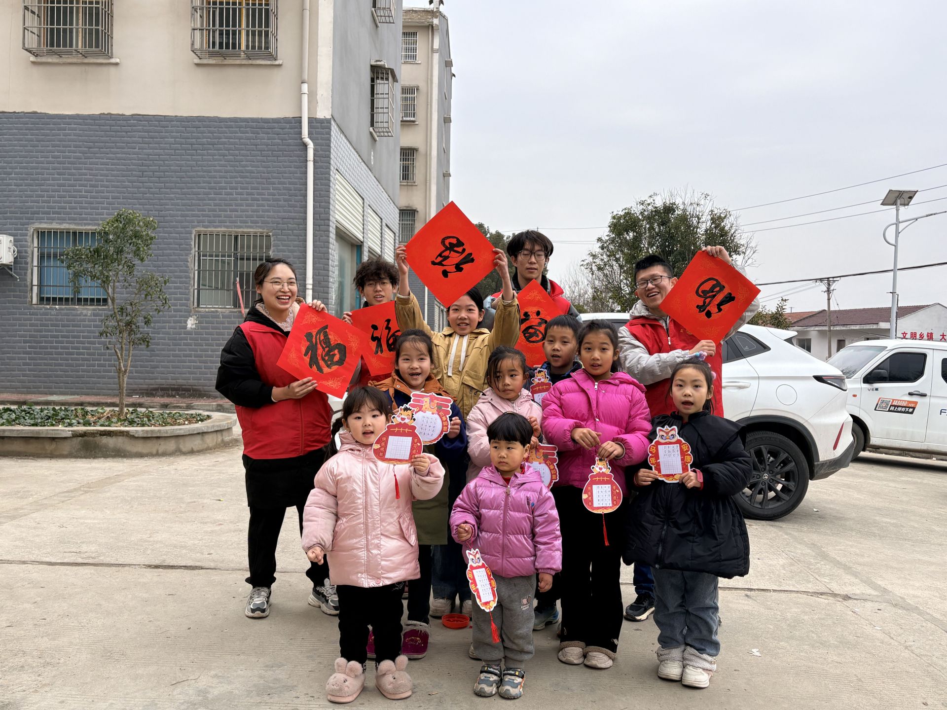 墨香暖易迁 马年送福来，大悟阳平镇开展迎新春义写春联活动