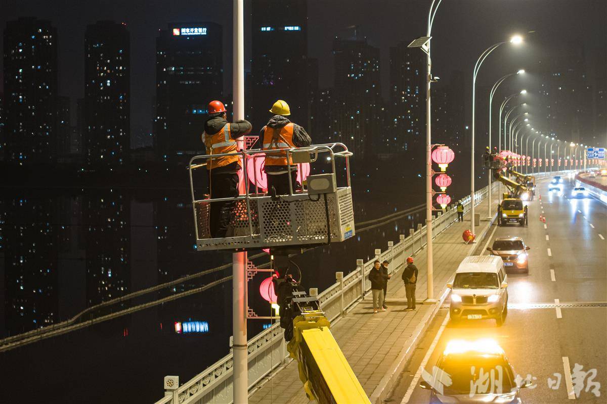 深夜武汉 红灯笼“悄悄”挂满街头