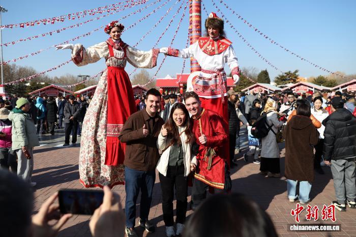 （新春见闻）马年春节巧遇送冬节 中俄民众共同“送冬迎春”
