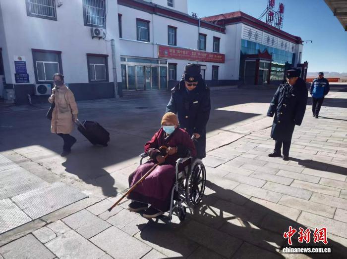 （新春走基层）西藏车站暖意浓 温情守护回家路