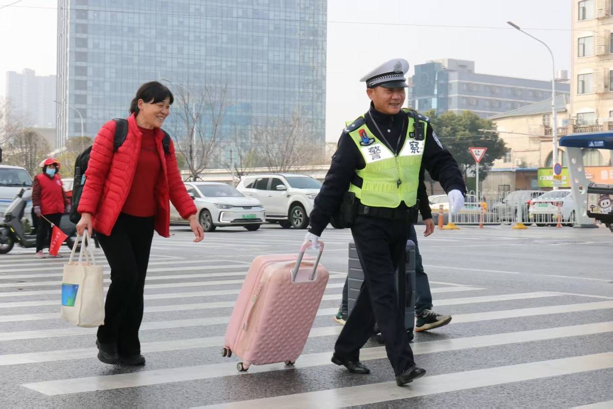 武汉交警全员在岗护航2026年春运首日