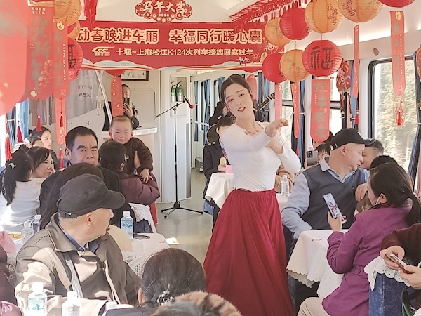 弦歌伴归途，一路满载祝福奔赴万家团圆 K124次列车上的“流动春晚”