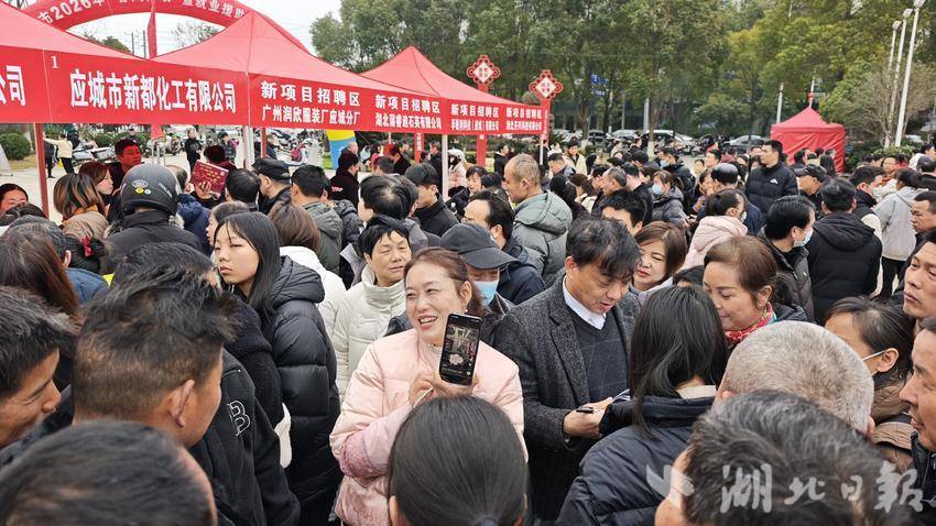 月薪五六千，还帮找对象！应城这场招聘会，相亲角和招工台一样火