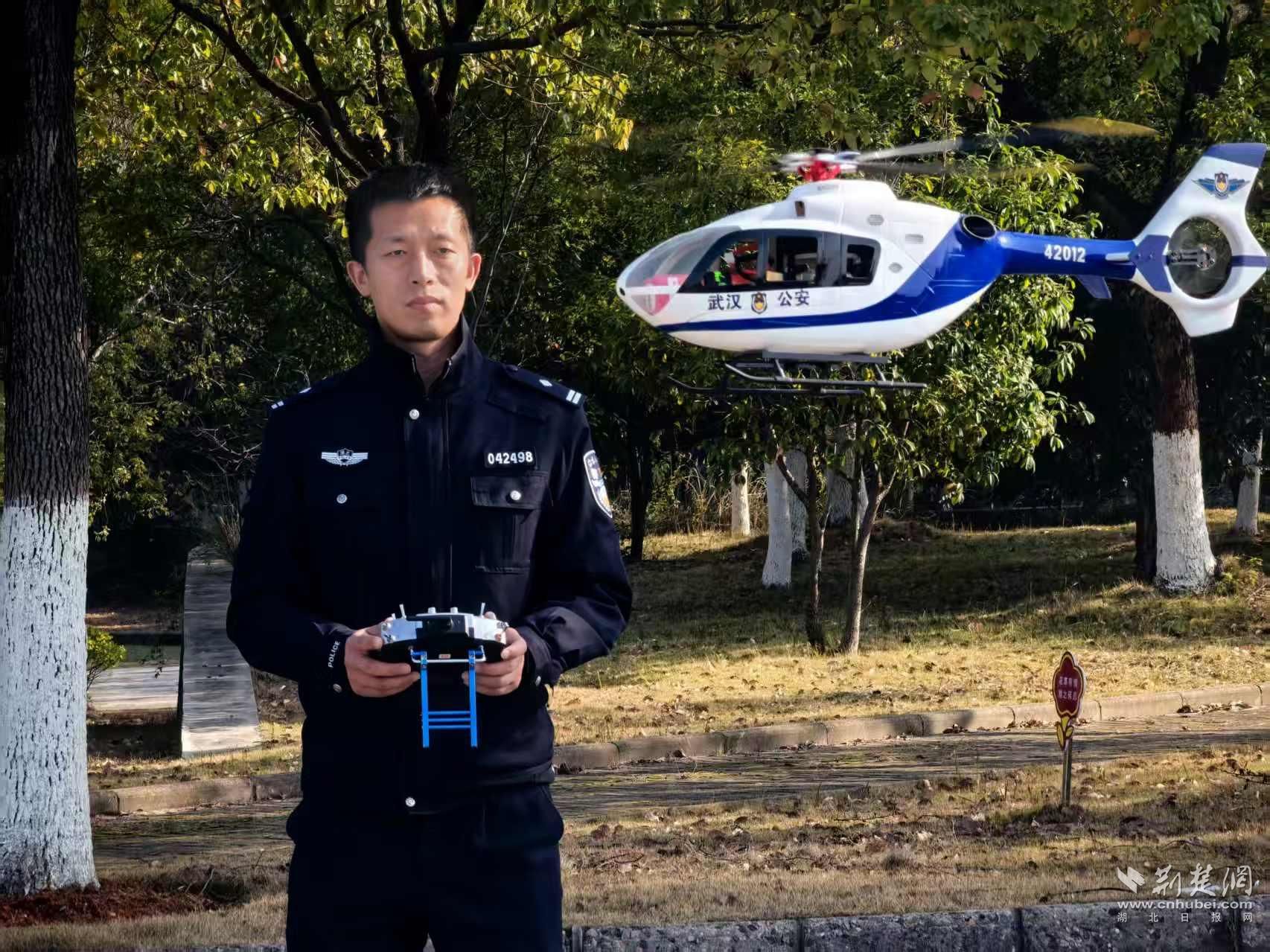 李斯：有14 年飞行经验的“新飞手”！从直升机机长转型无人机