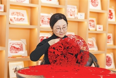 一把剪刀能“剪”出怎样的人生?坐着轮椅的她这样说